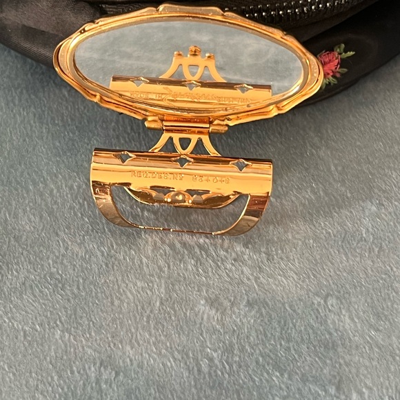 Stratton Wedgwood Cameo Lipstick Holder with mirror - Picture 2 of 5